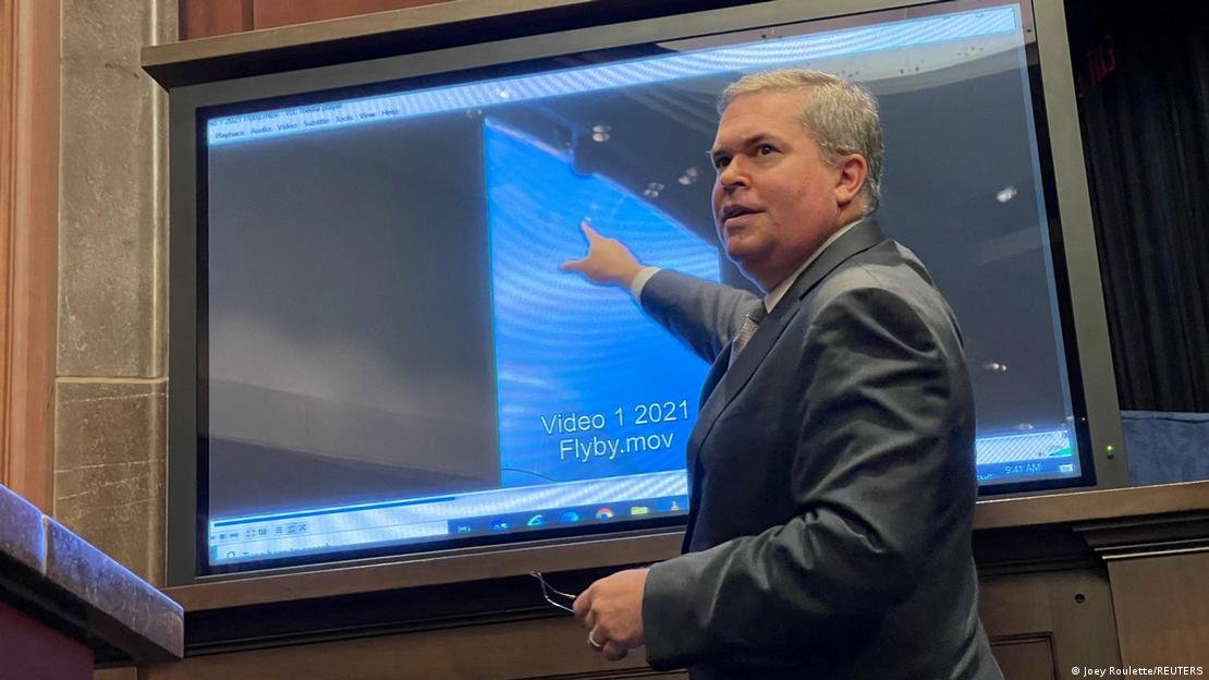 El director adjunto de la Inteligencia Naval de Estados Unidos, Scott Bray, señala un vídeo de un El director adjunto de la Inteligencia Naval de Estados Unidos, Scott Bray, señala un vídeo de un
