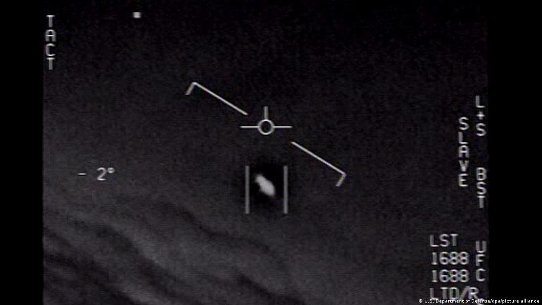 Imagen fija de un vídeo difundido por el Departamento de Defensa de Estados Unidos que muestra un Objeto Volador No Identificado avistado por pilotos de la Marina estadounidense. Imagen fija de un vídeo difundido por el Departamento de Defensa de Estados Unidos que muestra un Objeto Volador No Identificado avistado por pilotos de la Marina estadounidense.