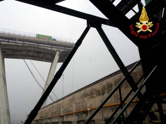 El puente visto desde abajo, en una imagen difundida por los bomberos. (Reuters)