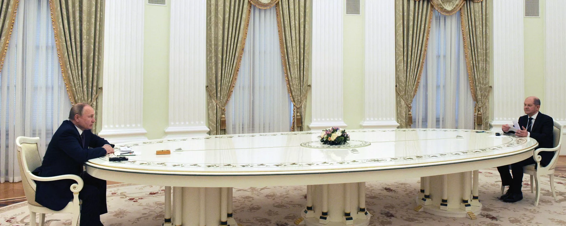 El presidente de Rusia, Vladímir Putin, al reunirse por primera vez en persona con el canciller alemán, Olaf Scholz - Sputnik Mundo, 1920, 26.05.2026