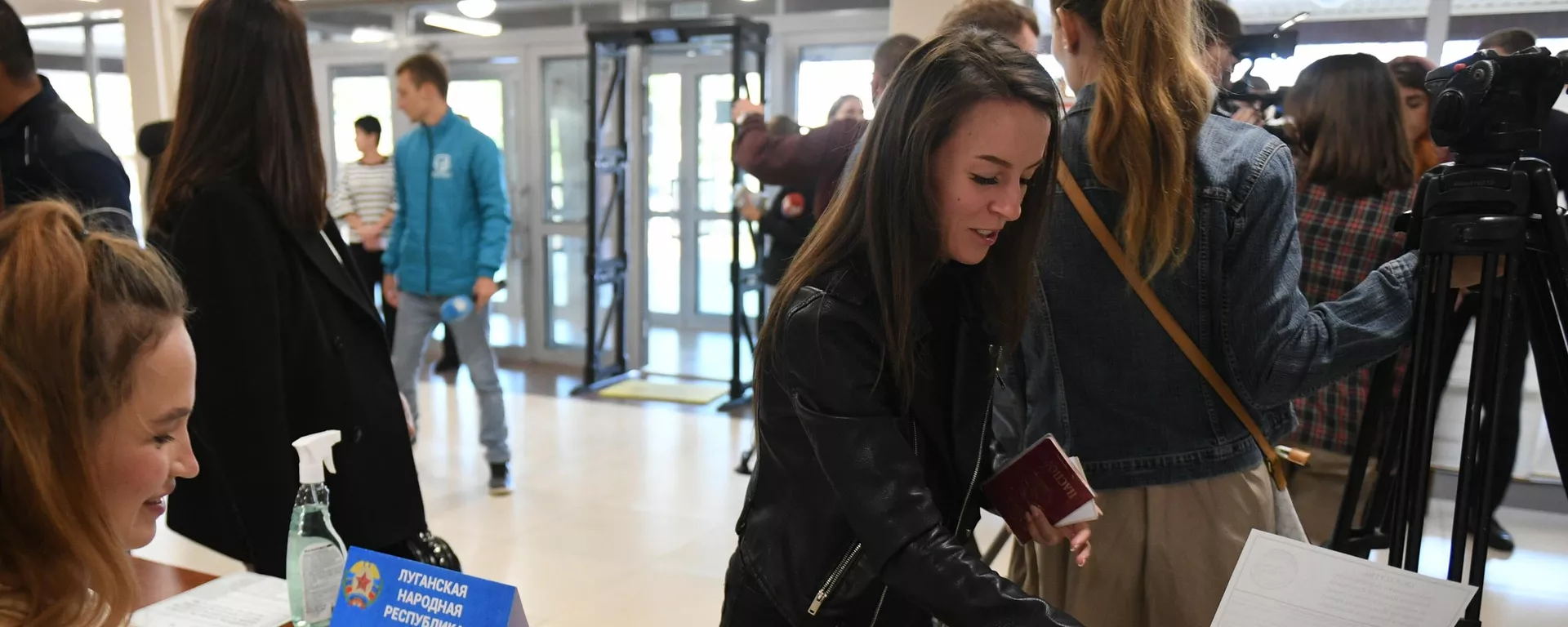 Una joven de Lugansk vota durante el referendo de adhesión a Rusia, el 24 de septiembre del 2022 - Sputnik Mundo, 1920, 24.09.2025