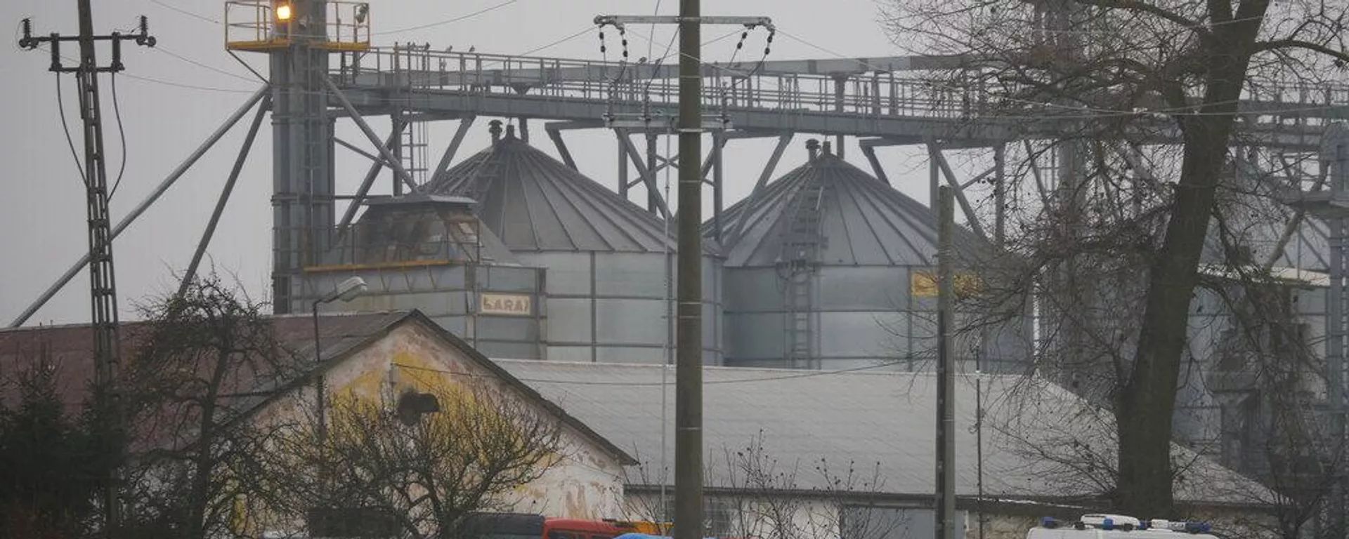 Policías trabajan fuera de un depósito de grano donde un misil presuntamente proveniente de las fuerzas ucranianas mató a dos personas en Przewodow, Polonia, el 16 de noviembre de 2022 - Sputnik Mundo, 1920, 16.11.2025