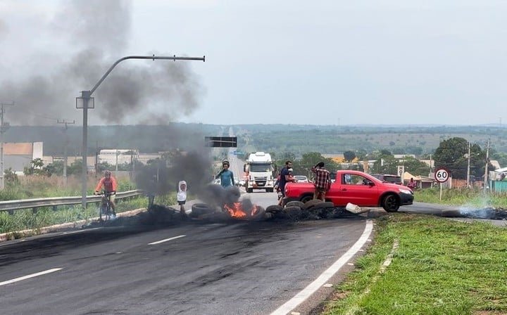 Manifestantes queman neumáticos mientras bloquean carreteras federales en Mato Grosso. Foto: Reuters
