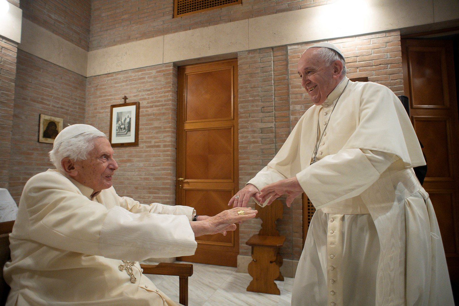 El papa Francisco saluda al papa emérito Benedicto XVI en el Vaticano, 28 de noviembre de 2020. Vatican Media/Handout via REUTERS/Archivo