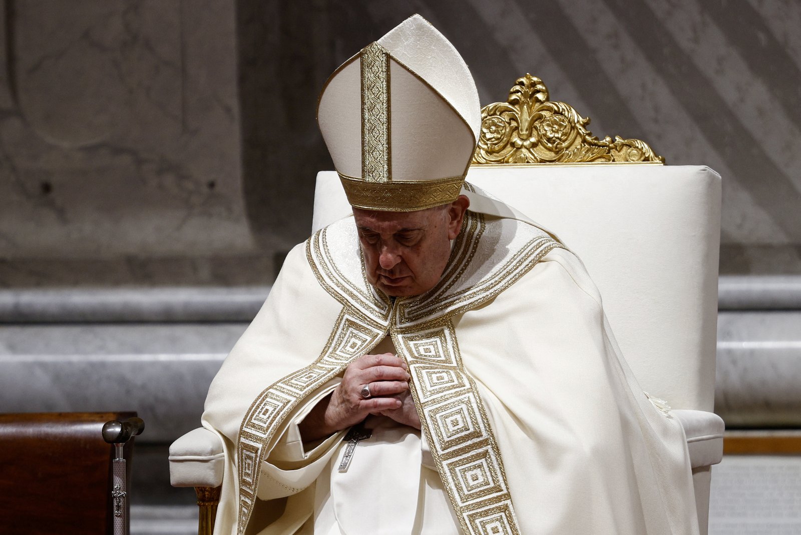 El papa Francisco dirige la oración de Vísperas y Te Deum en Nochevieja en la Basílica de San Pedro tras la muerte del anterior papa Benedicto en el Vaticano, el 31 de diciembre de 2022. REUTERS/Guglielmo Mangiapane
