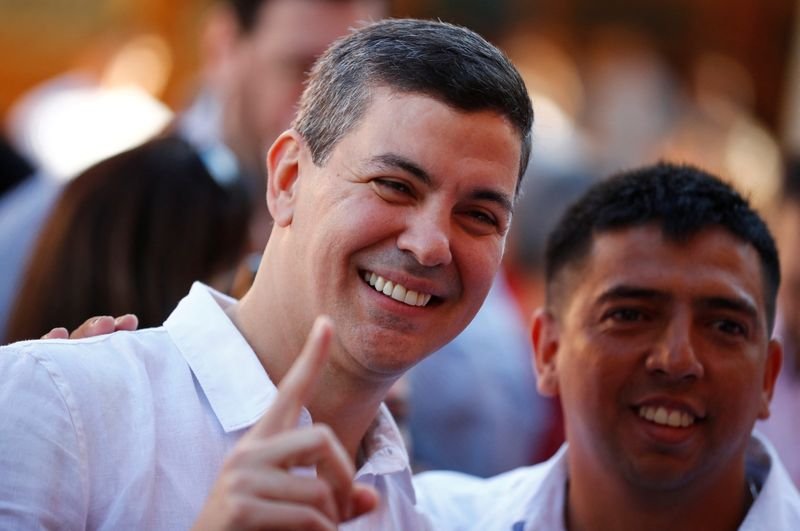 El futuro jefe de Estado presentó ante la prensa a dos representantes que serán los encargados de la transición con la administración del actual presidente Mario Abdo Benítez. (REUTERS)