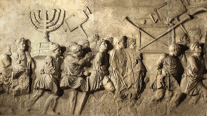 El bajorrelieve que muestra el saqueo del templo por los romanos: aquí los soldados romanos llevándose los tesoros, en especial, la menorá, candelabro de siete brazos