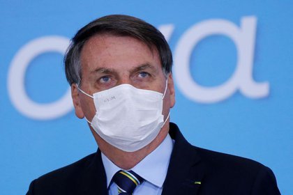 Imagen de archivo del presidente brasileño, Jair Bolsonaro, utilizando una mascarilla en medio de una ceremonia en el Palacio Planalto, en Brasilia, Junio 17, 2020. REUTERS/Adriano Machado/