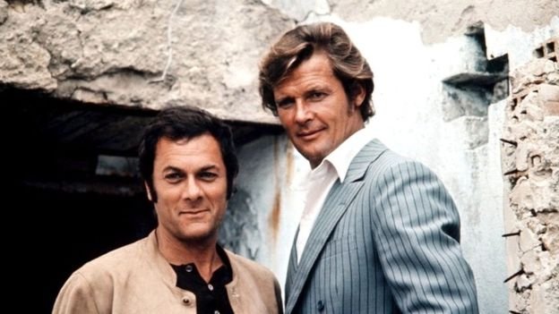 Roger Moore con el actor estadounidense Tony Curtis