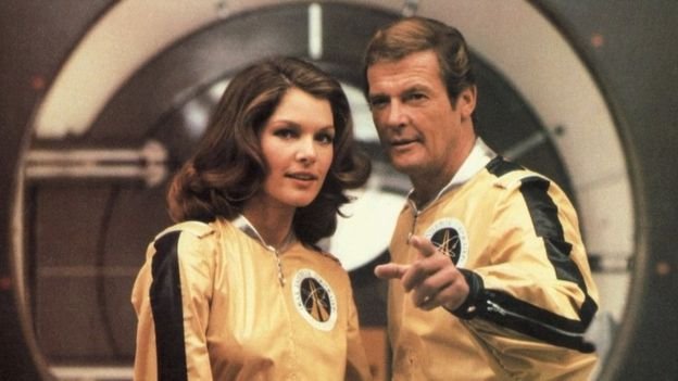 Lois Chiles y Roger Moore en Moonraker